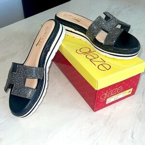 New!! ✨ “Glaze” Women Black Sandals w/ Bedazzle 🩴